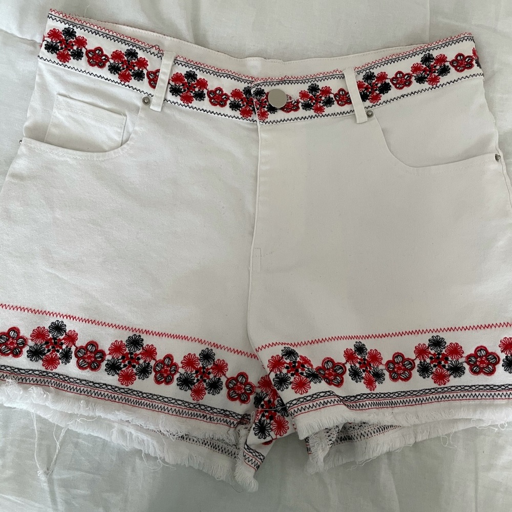 Dee elle white embroidered shorts